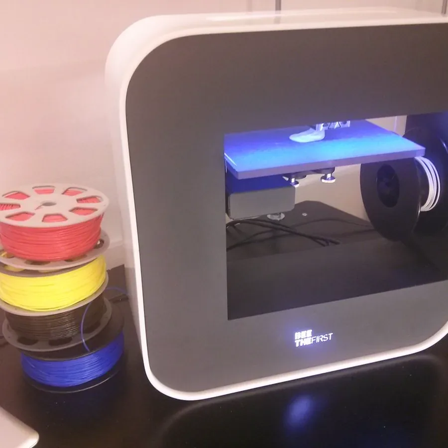 Impresora 3D fabricando una pieza a medida